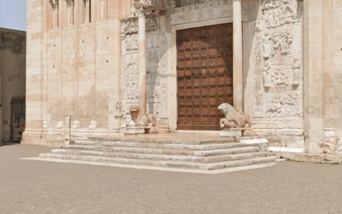 Vernice sui leoni di San Zeno e scritte pro Pal: indagini per trovare i colpevoli