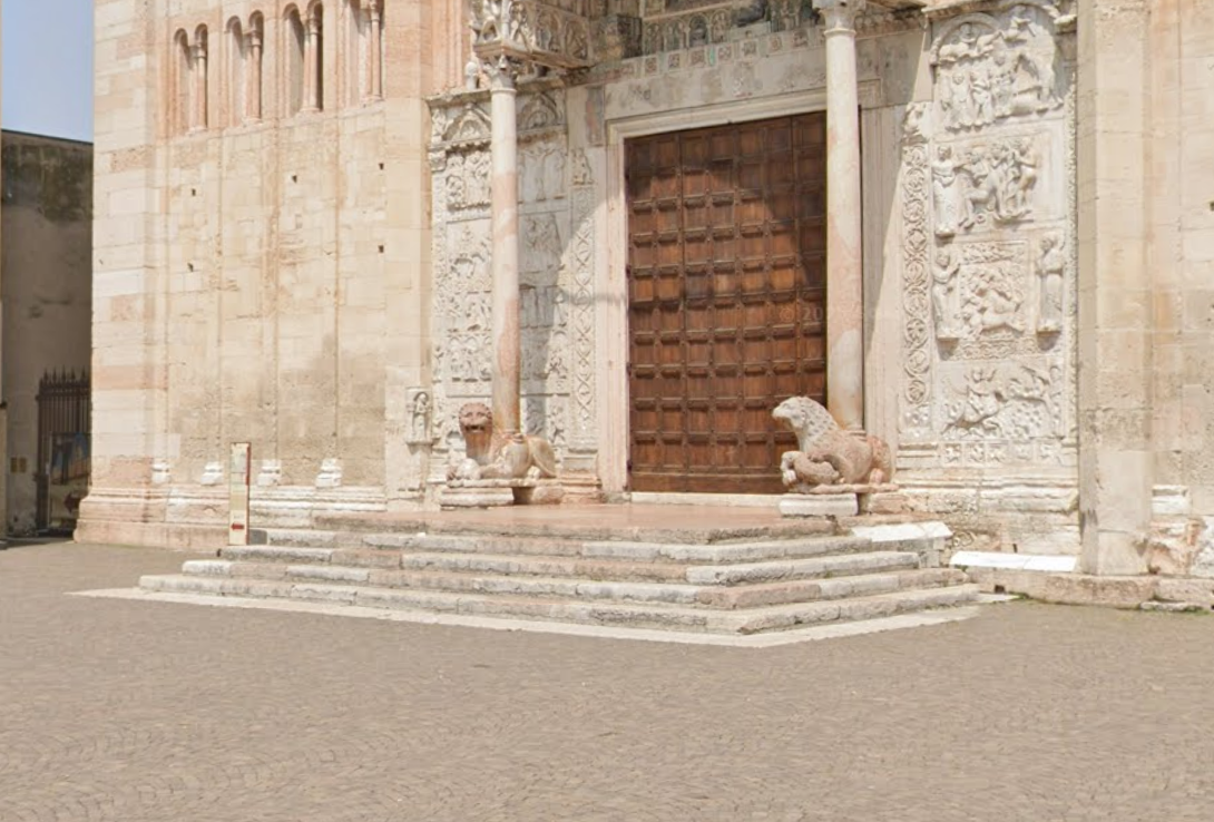 Vernice sui leoni di San Zeno e scritte pro Pal: indagini per trovare i colpevoli