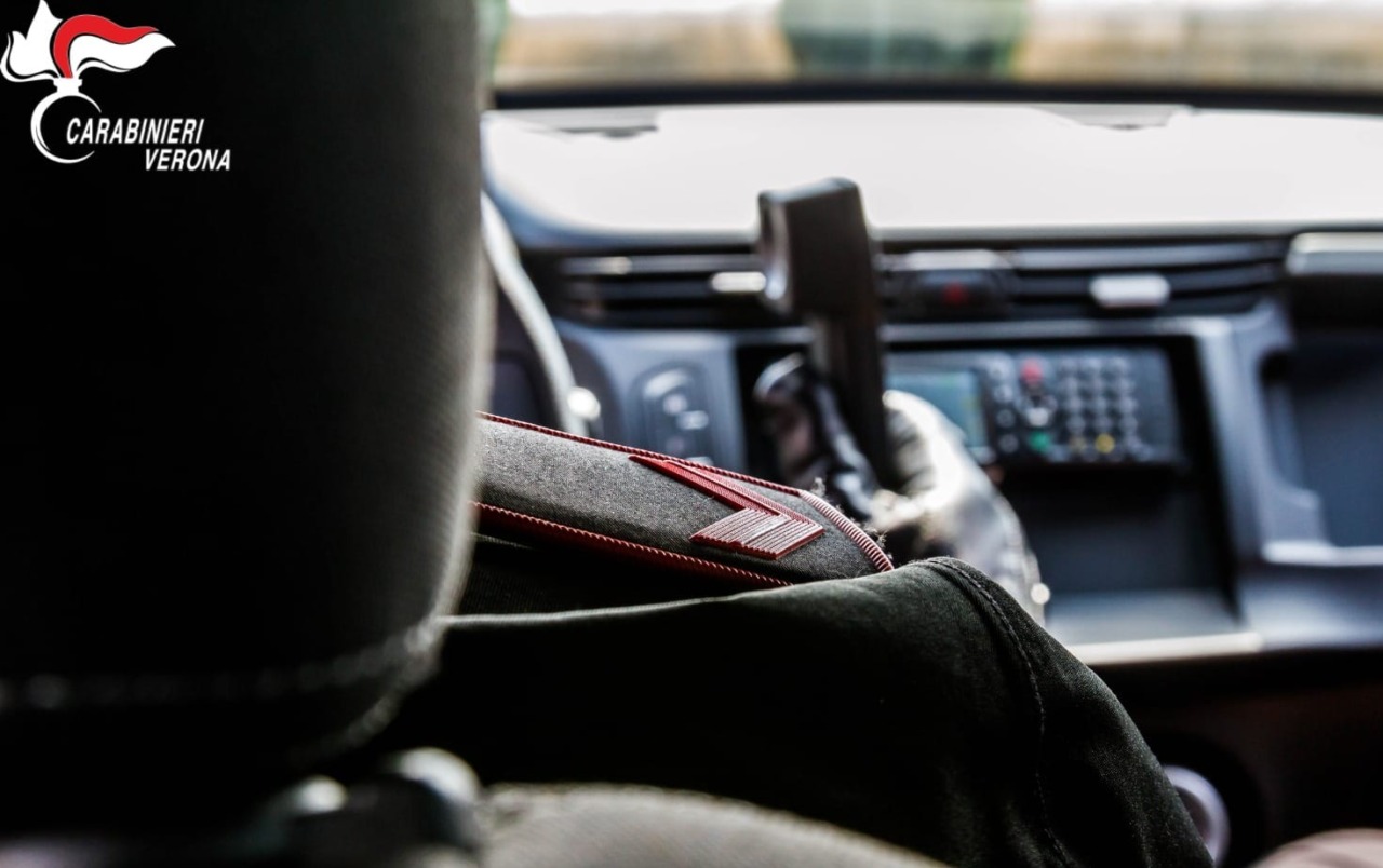 24enne entra in una villa per rubare, ma la proprietaria lo scopre: lui la aggredisce per scappare