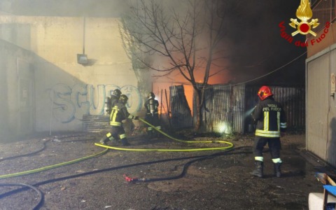 Incendio in deposito a Verona, Vigili del Fuoco in azione la sera della vigilia