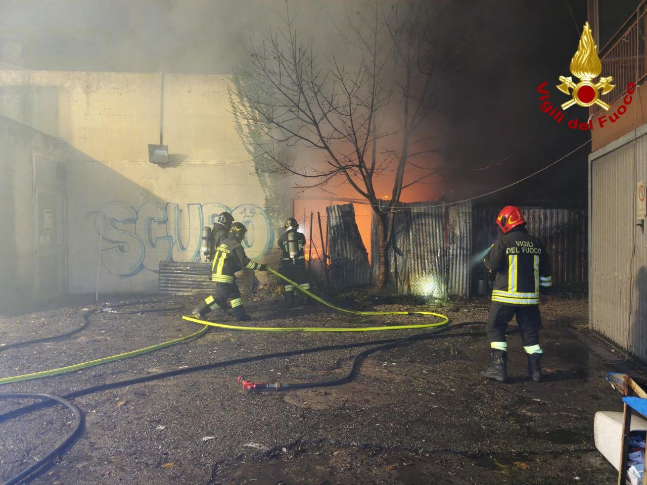 Incendio in deposito a Verona, Vigili del Fuoco in azione la sera della vigilia