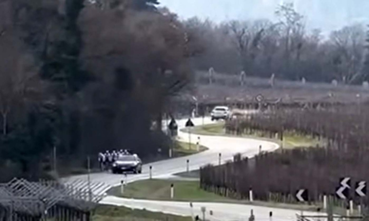 Il video dell’automobilista che ha sparato due colpi di pistola contro i ciclisti della SC Padovani