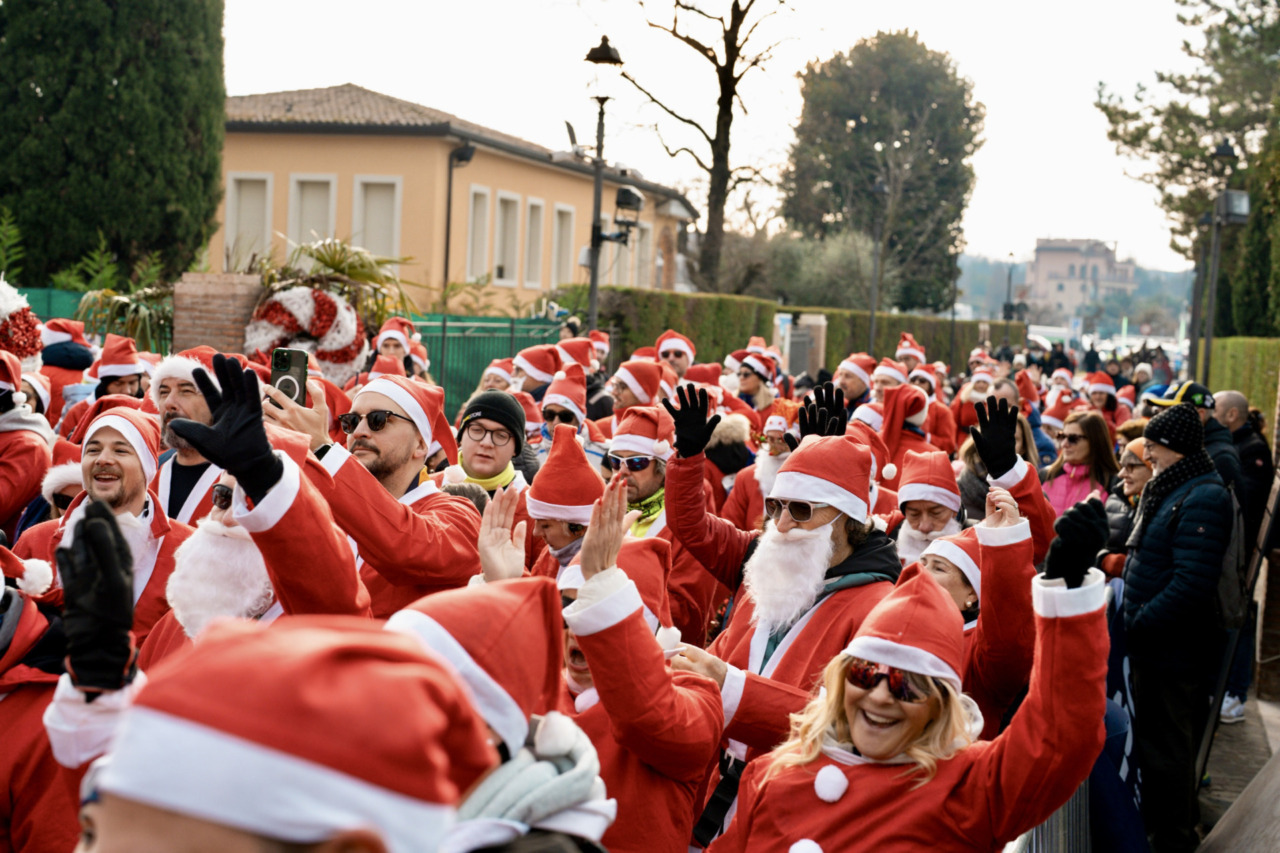La corsa dei Babbi Natale pronta a conquistare il lago di Garda domenica 14 dicembre 2025