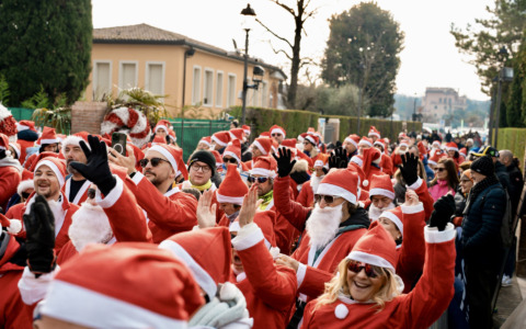 La corsa dei Babbi Natale pronta a conquistare il lago di Garda domenica 14 dicembre 2025