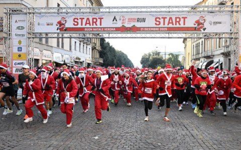 5mila Babbo Natale invadono il centro per l’Adigeo Verona Christmas Run