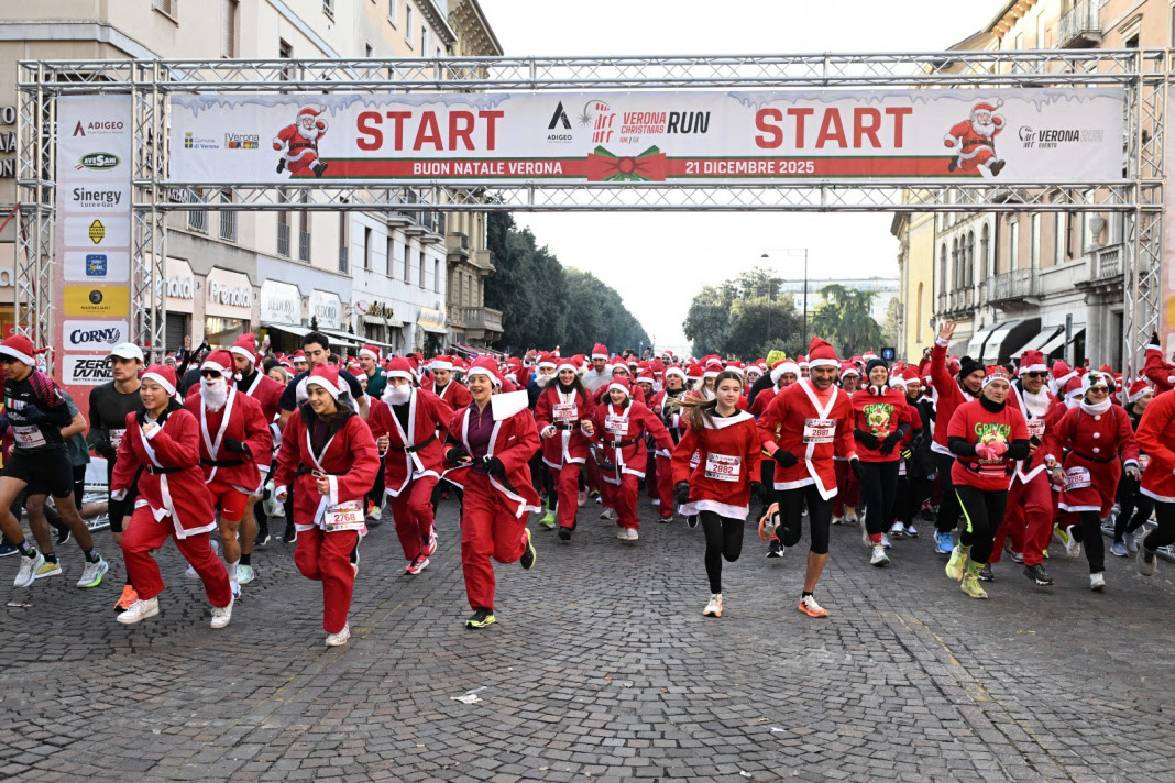 5mila Babbo Natale invadono il centro per l’Adigeo Verona Christmas Run