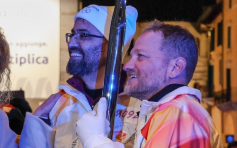 La fiaccola olimpica illumina Verona: un israeliano e un palestinese corrono insieme per la pace