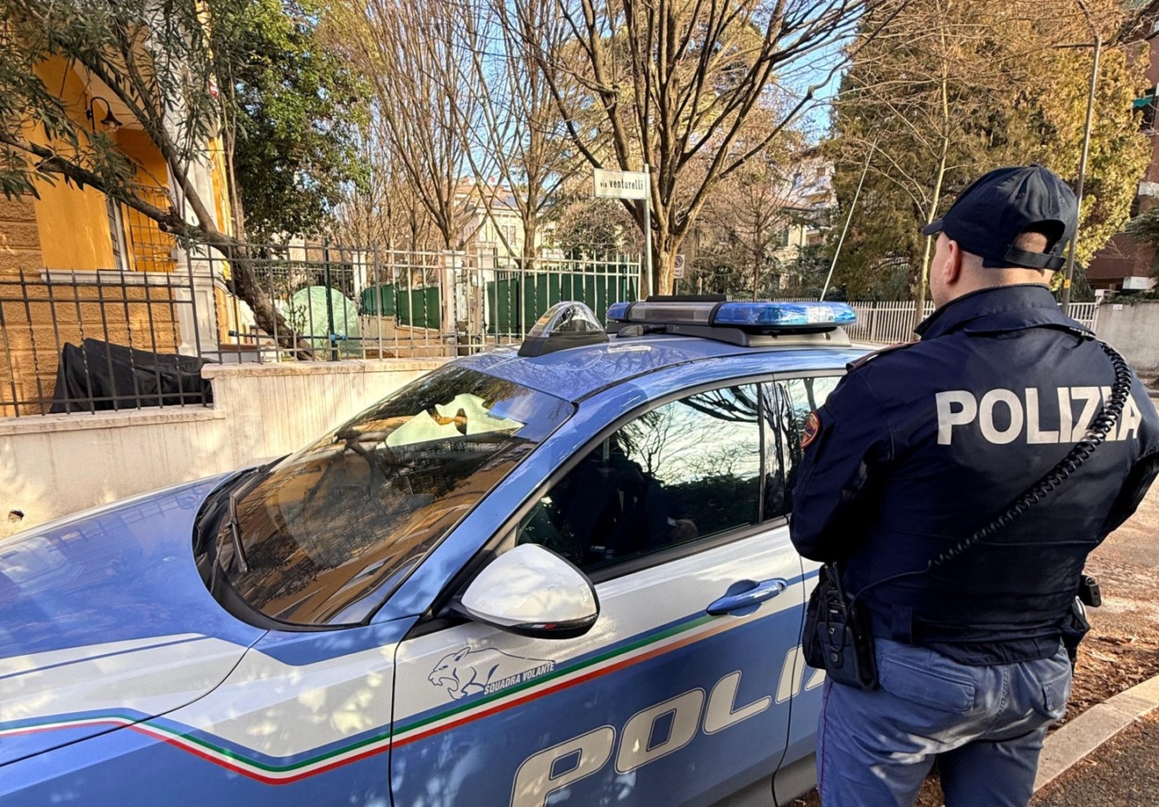 36enne è ai domiciliari, ma si droga di continuo: la coinquilina non ne può più e chiama la Polizia