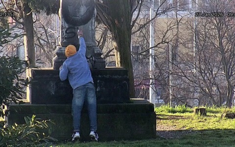 Imbratta un monumento sui Bastioni con una bomboletta spray, ripreso dalle telecamere