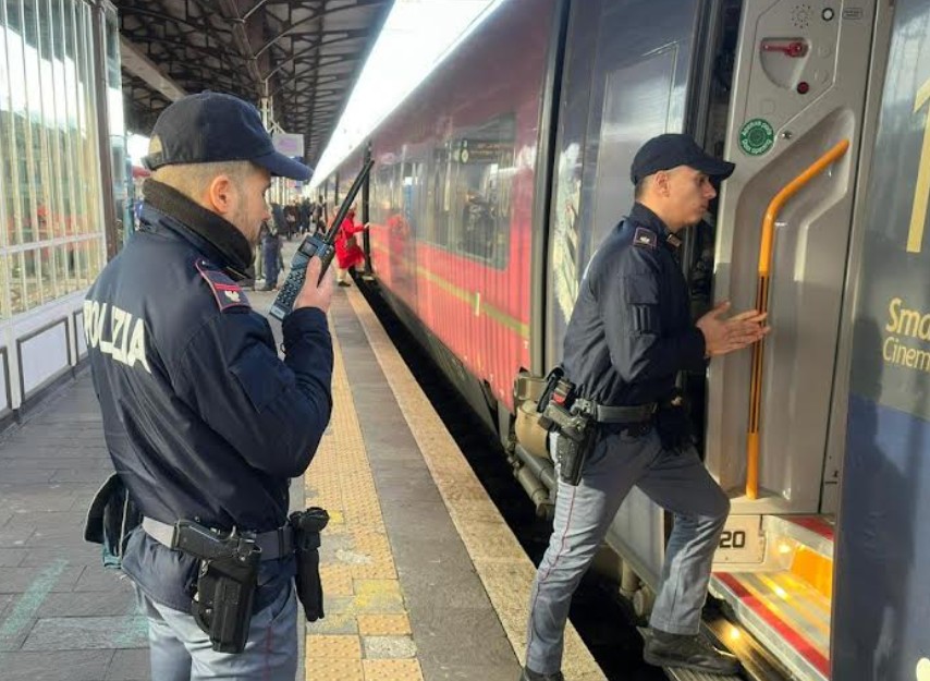 Rubano tre zaini su un treno, poi tentano di fuggire a bordo di un altro convoglio