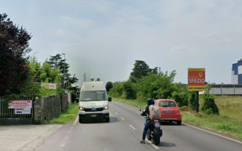 Scontro tra uno scooter e un camion a Settimo di Pescantina, ferito gravemente il motociclista