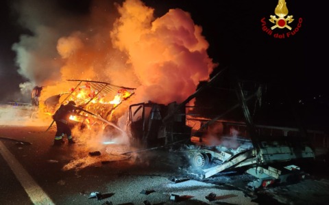 Furgone tampona un tir e prende fuoco: due morti a Brentino Belluno
