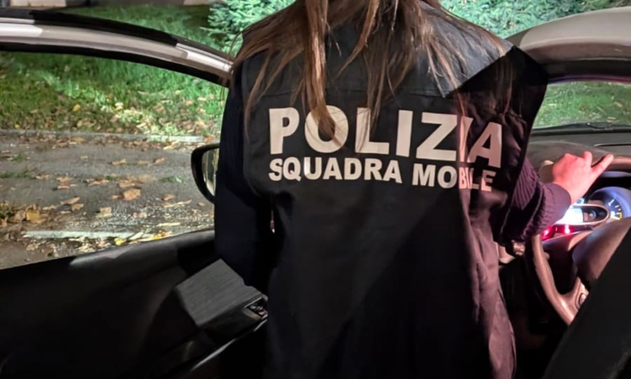 Ha il braccialetto elettronico, ma perseguita ancora l’ex: pubblica un video con l’AI in cui la minaccia di morte