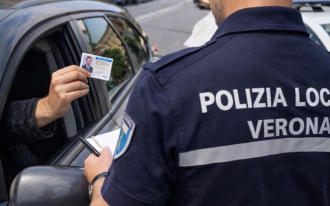 38enne fermato alla guida con una patente falsa, non è la prima volta che viene scoperto
