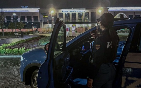 28enne urla tra le pensiline dei bus di piazzale XXV Aprile, nascosto nella giacca trovato un machete