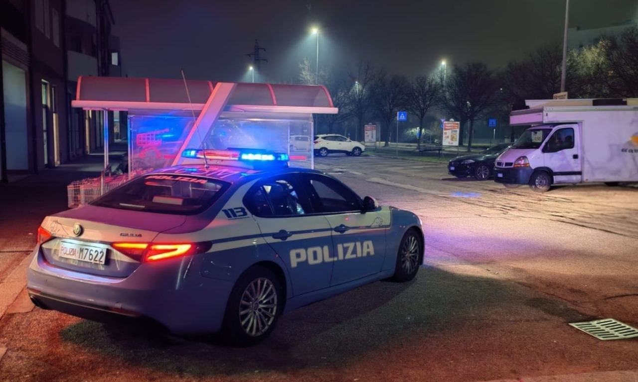 58enne si agita davanti a un supermercato, interviene la Polizia: spacca a calci il finestrino della volante