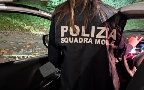 Ha il braccialetto elettronico, ma perseguita ancora l’ex: pubblica un video con l’AI in cui la minaccia di morte