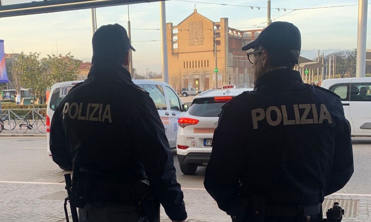 Prima litiga coi tassisti, poi si scaglia contro i poliziotti: 52enne arrestato in stazione a Verona