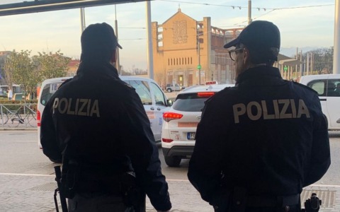 Prima litiga coi tassisti, poi si scaglia contro i poliziotti: 52enne arrestato in stazione a Verona