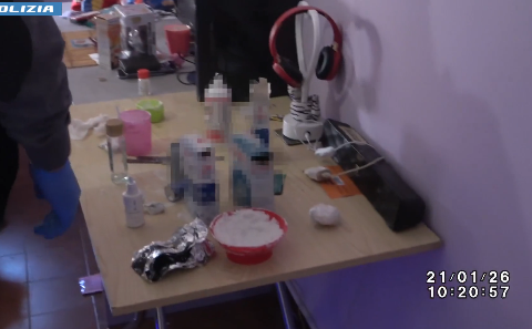 Latitante scovato in casa della compagna, scoperta anche una base per lo spaccio