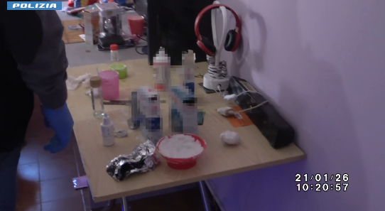 Latitante scovato in casa della compagna, scoperta anche una base per lo spaccio