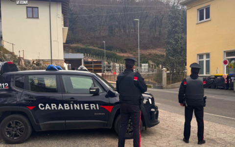 Ruba alcolici al supermercato e pensa di averla fatta franca, ma poi cade a terra e viene bloccato