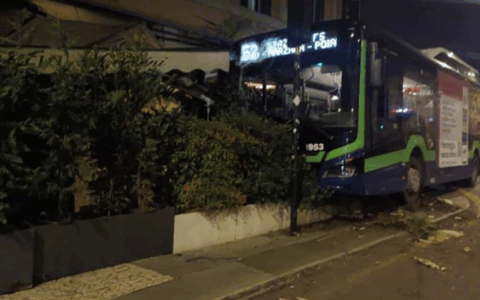 Autobus si schianta contro il plateatico del Ristorante Bottiglieria Corsini
