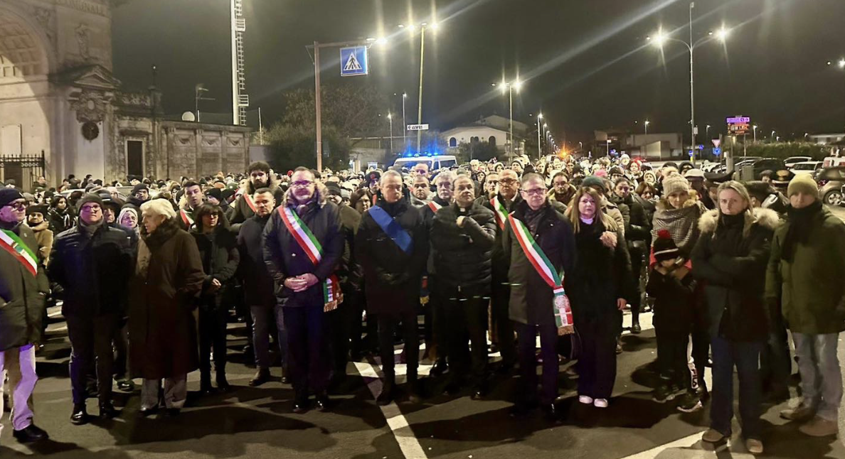 Camminata silenziosa per Diego: oltre 2mila persone al fianco della famiglia