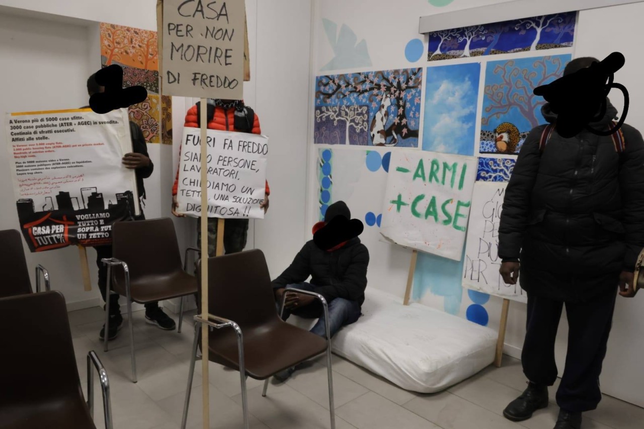 Protesta sullo sgombero all’ex scuola abbandonata di via Villa a Quinzano