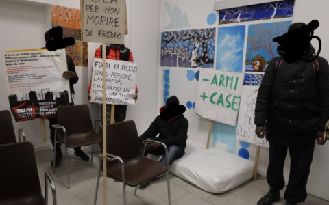 Protesta sullo sgombero all’ex scuola abbandonata di via Villa a Quinzano