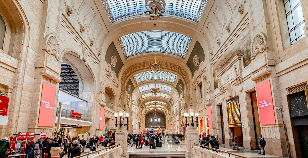 Gli rubano l’anello e la polizia lo ritrova in stazione a Milano: anziché a Verona chiede alla fidanzata di sposarlo davanti agli agenti