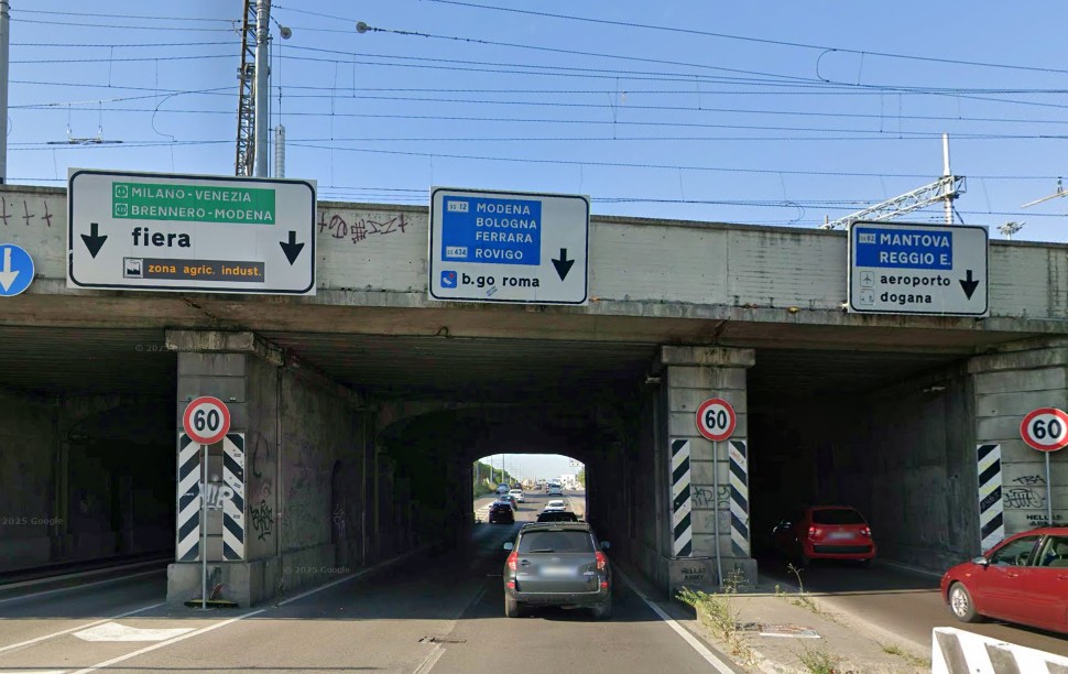 Incidente nel sottopasso a Verona, 18enne in moto ferito gravemente