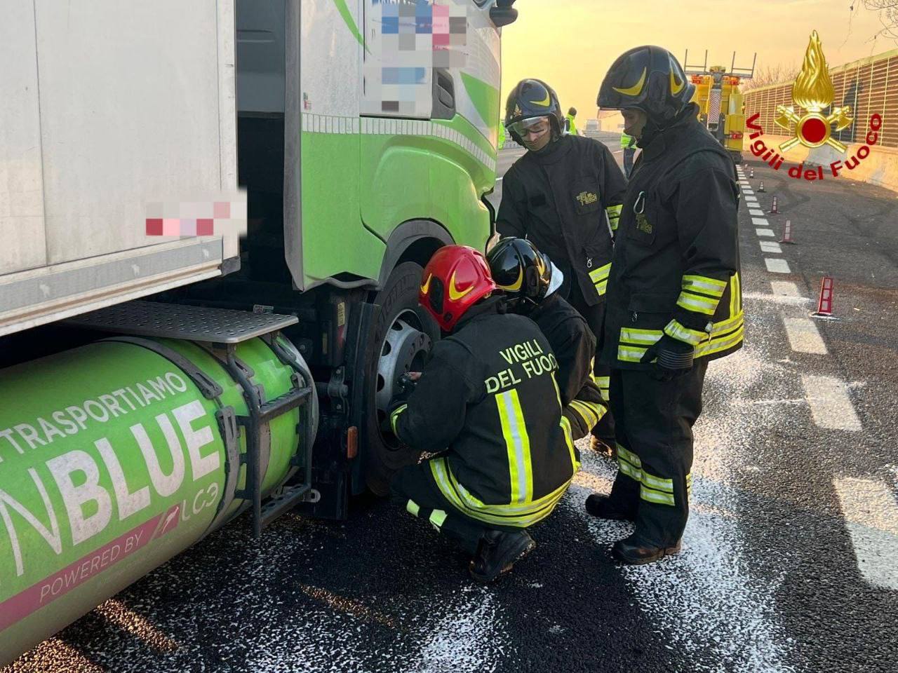 Perdita di GNL da un mezzo pesante sull’A4 a Soave