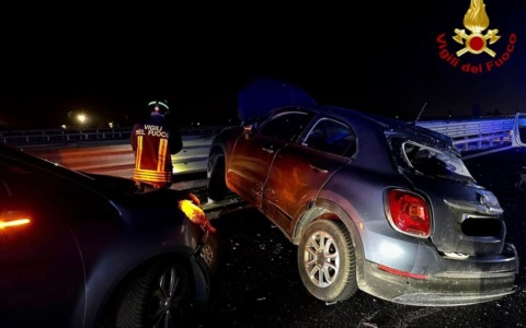 Tre auto e un mezzo pesante si scontrano sull’A4 a Verona: un ferito incastrato nel proprio veicolo