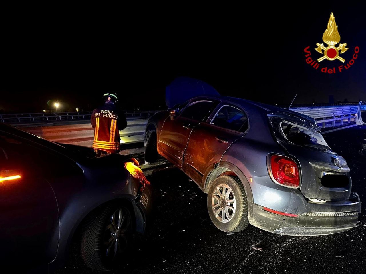 Tre auto e un mezzo pesante si scontrano sull’A4 a Verona: un ferito incastrato nel proprio veicolo