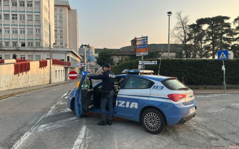 Rapina in farmacia in Piazza Erbe a Verona: 51enne scappa con 500 euro, poi si consegna alla polizia