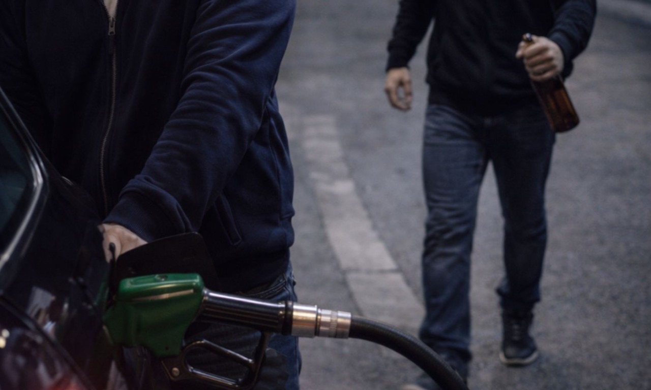 45enne ferito alla nuca con un coccio di bottiglia mentre è dal benzinaio