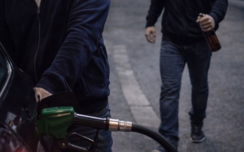 45enne ferito alla nuca con un coccio di bottiglia mentre è dal benzinaio