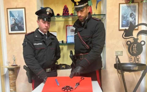 Sempre più armi negli zaini: 16enne fermato mentre va a scuola a Villafranca con tirapugni e pugnale