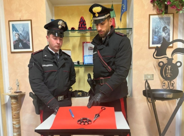 Sempre più armi negli zaini: 16enne fermato mentre va a scuola a Villafranca con tirapugni e pugnale