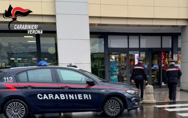 Toglie gli antitaccheggio e indossa i vestiti sotto i suoi: il furto si ferma al portone del negozio