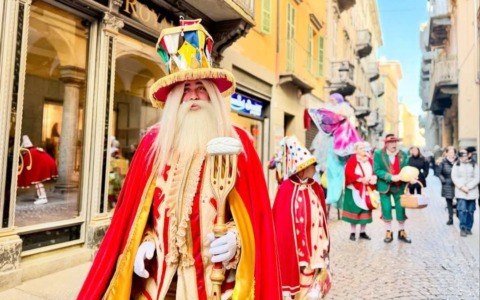 Venardi Gnocolar: il Papà del Gnoco ha guidato il corteo tra ali di folla