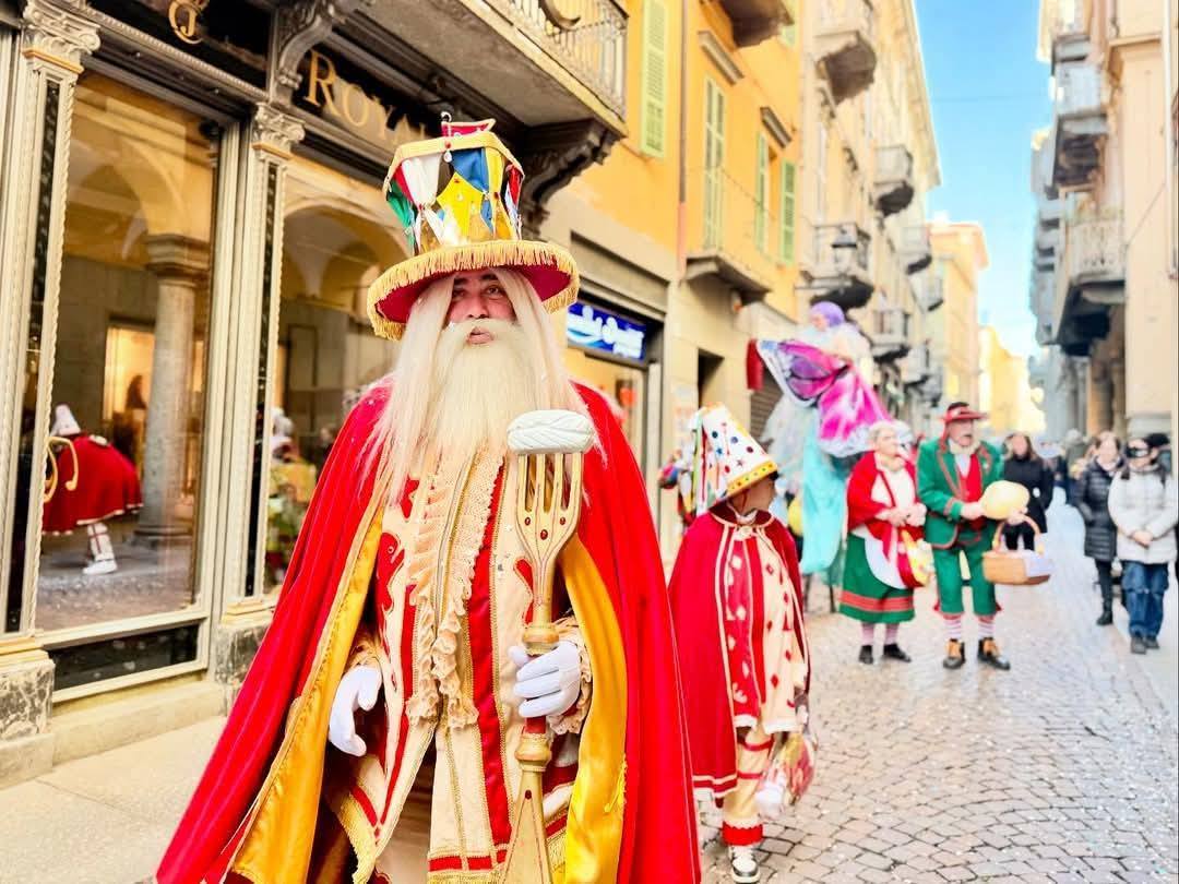 Venardi Gnocolar: il Papà del Gnoco ha guidato il corteo tra ali di folla