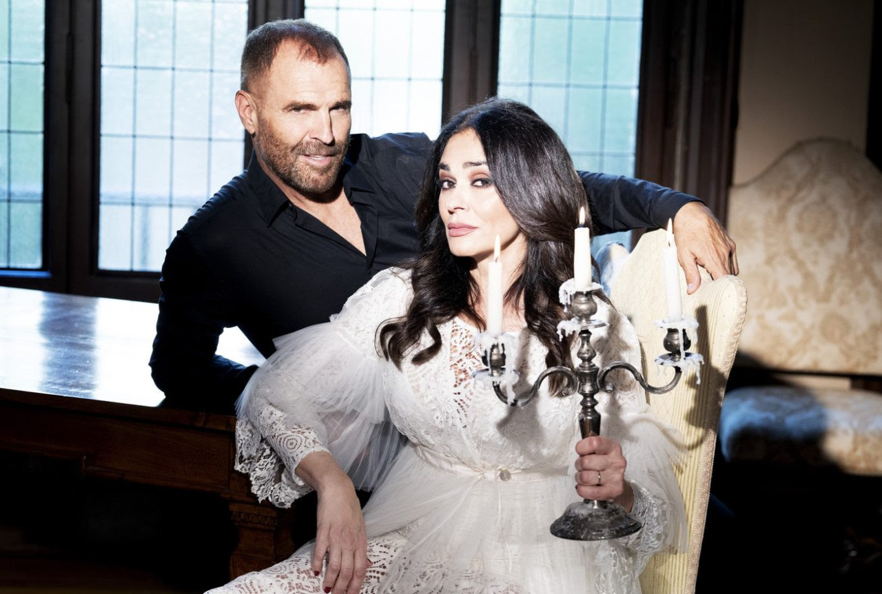 Maria Grazia Cucinotta è “La moglie fantasma” nello spettacolo in scena al Teatro Salieri di Legnago