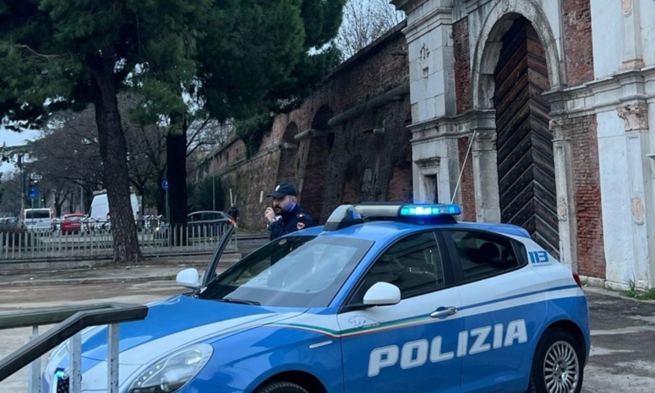 Ruba lo smartphone a una signora, scappa in monopattino dalla Polizia e ferisce un agente