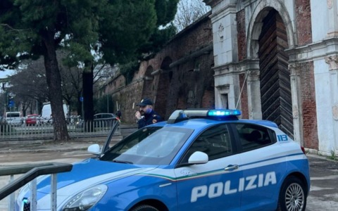 Ruba lo smartphone a una signora, scappa in monopattino dalla Polizia e ferisce un agente
