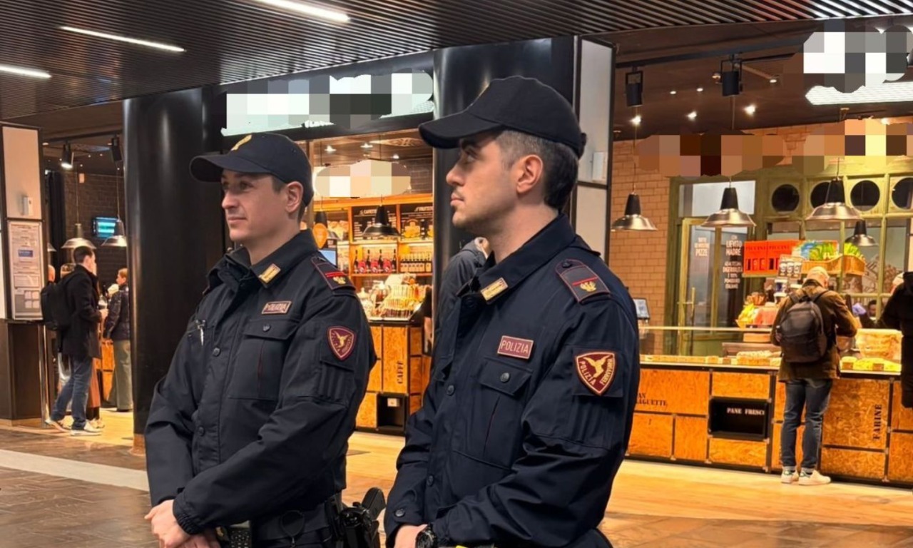 Appoggia il borsello sul bancone del bar alla stazione, rubato da sotto il naso in men che non si dica