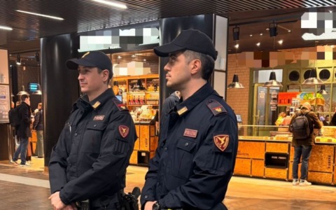 Appoggia il borsello sul bancone del bar alla stazione, rubato da sotto il naso in men che non si dica