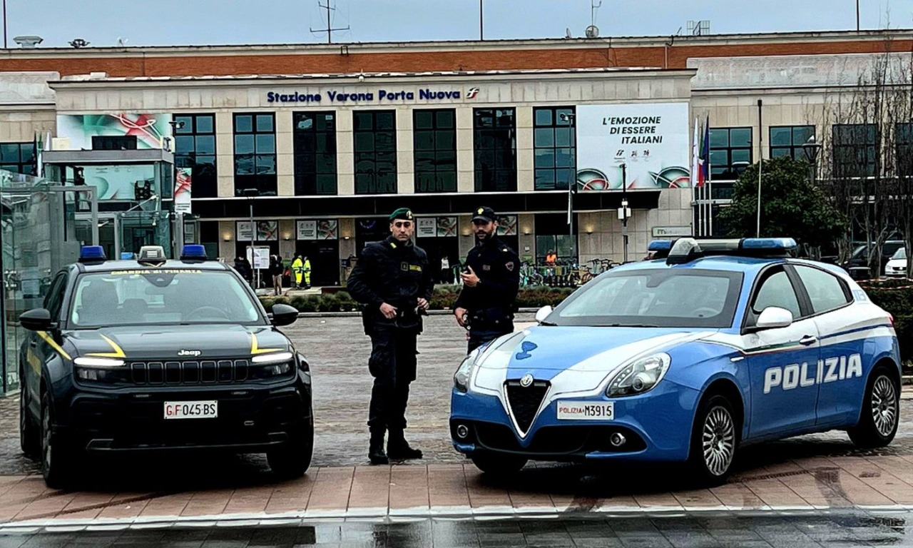 “Dammi i soldi”, lui rifiuta e viene colpito al volto con una bottiglia rotta