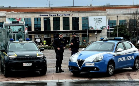 “Dammi i soldi”, lui rifiuta e viene colpito al volto con una bottiglia rotta